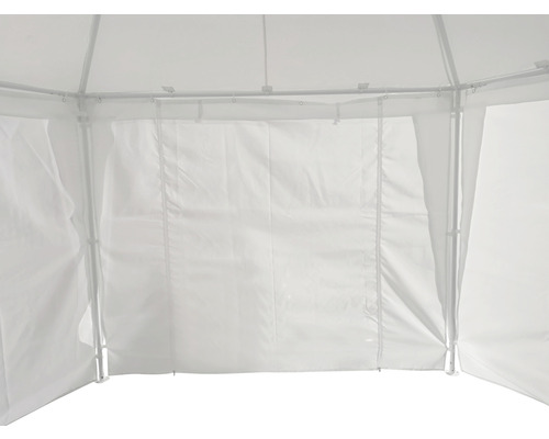 Vue intérieure d''un pavillon avec parois latérales blanches.