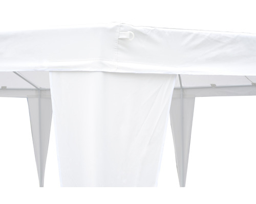 Gros plan d''un pavillon avec toit en tissu blanc et rideaux