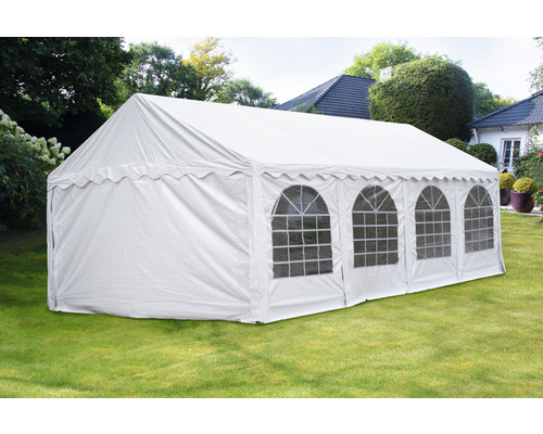 Weisses Partyzelt im Garten
