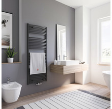 Modernes Badezimmer mit Handtuchwärmer, Bidet, Waschbecken und Spiegel