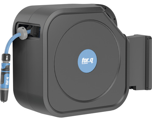 Aufrollbare Schlauchbox mit Gartenschlauch und for.q Logo