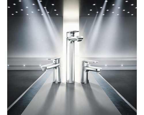 Trois robinets de différentes hauteurs sur une surface de rangement