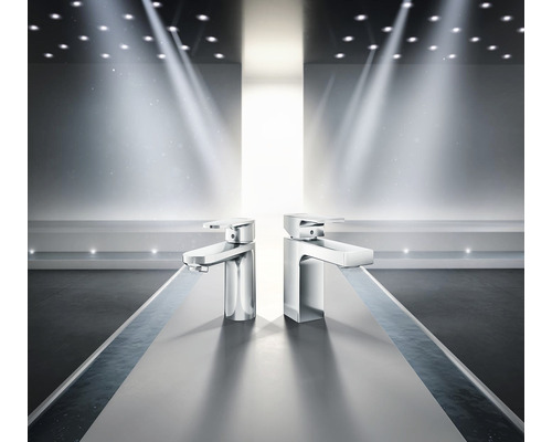 Deux robinets de lavabo au design moderne sur un lavabo.