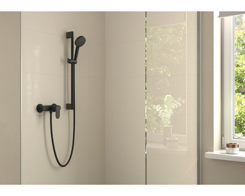 Duscharmatur in einem Badezimmer mit Fenster.