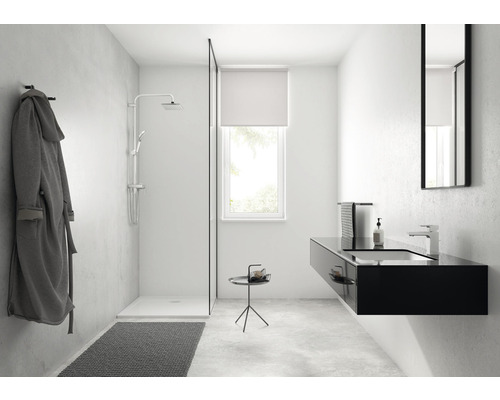 Modernes Badezimmer mit Dusche, Waschtisch und Spiegel