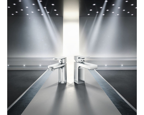 Zwei verchromte Waschtischarmaturen vor hellem Hintergrund