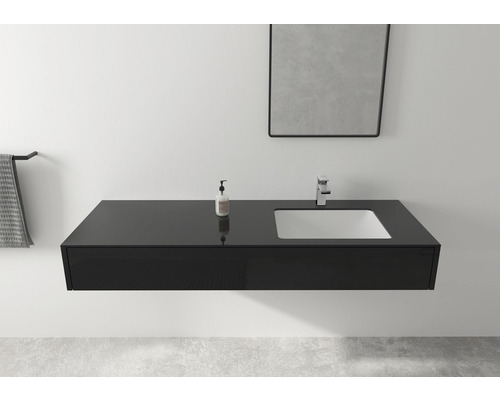 Modernes Badezimmer mit schwarzem Waschtisch, Waschbecken und Spiegel