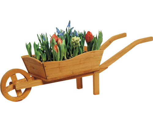 Brouette en bois avec décoration florale comme décoration de jardin