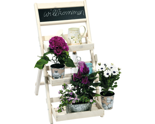 Dekorative Holztreppe mit Pflanzen und Tafel mit der Aufschrift Willkommen