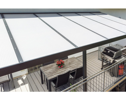 Terrasse avec toit de terrasse, table et barbecue