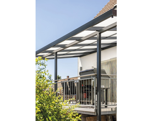 Terrasse couverte avec barbecue sur une terrasse