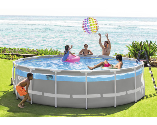 Famille avec piscine ronde dans le jardin avec échelle de piscine et ballon