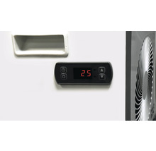 Nahaufnahme einer Klimaanlagensteuerung mit digitaler Temperaturanzeige