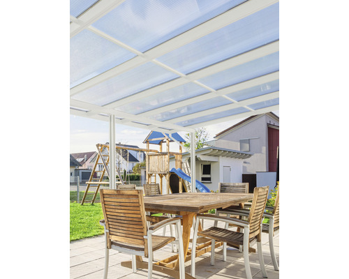 Toiture de terrasse gutta Premium polycarbonate bronze 611 x 406 cm blanc Terrasse avec toit en polycarbonate, table et chaises en bois dans un jardin avec aire de jeux