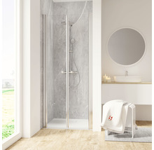 Douche à l''italienne avec robinetterie de douche dans une salle de bains lumineuse