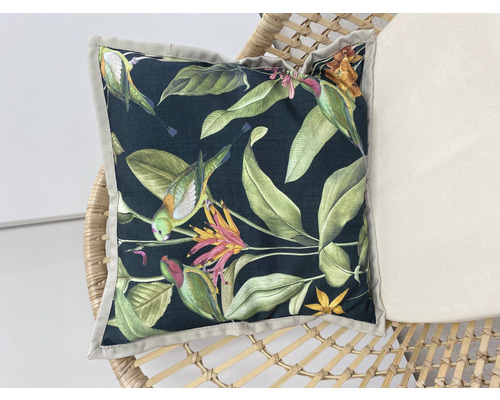 Coussin avec motif d''oiseaux et de plantes sur une chaise