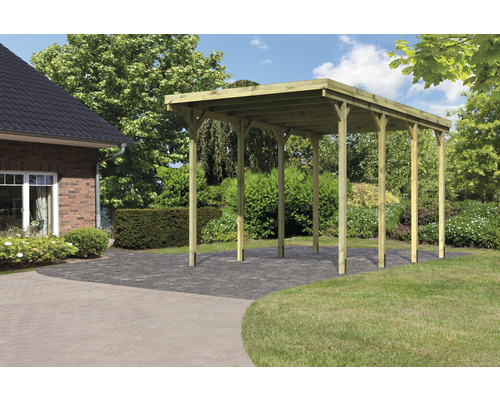 Abri de voiture en bois dans le jardin avec terrasse en pierre