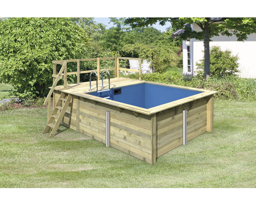 Piscine en bois avec échelle et plateforme dans le jardin