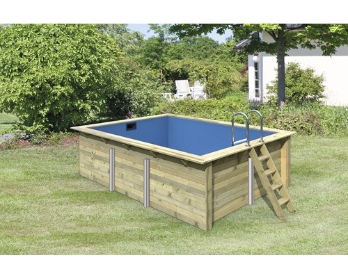Piscine hors sol avec revêtement en bois et échelle dans le jardin