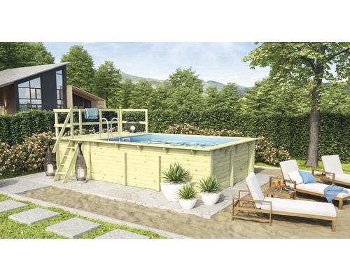 Piscine hors sol en bois avec échelle et chaises longues dans le jardin