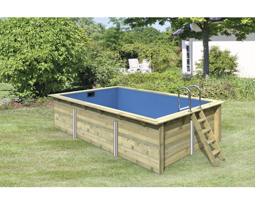 Piscine hors sol en bois avec échelle et cadre en acier dans le jardin