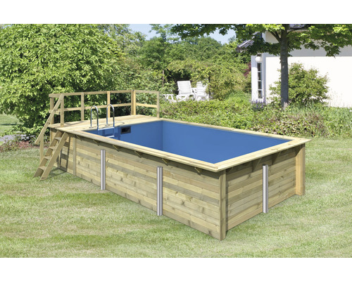 Piscine en bois avec échelle et supports métalliques dans le jardin
