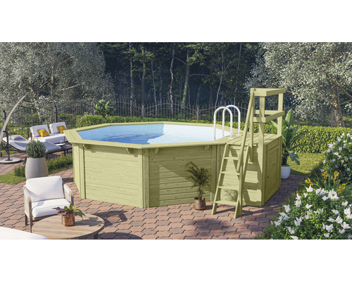 Piscine octogonale en bois avec échelle et escalier dans le jardin