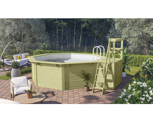 Piscine octogonale en bois avec échelle dans un jardin.