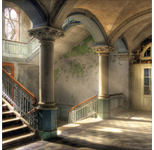 Intérieur avec des colonnes et des escaliers dans un bâtiment de style délabré