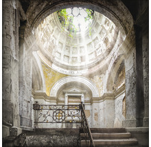 Intérieur d''un bâtiment abandonné avec dôme et lucarne