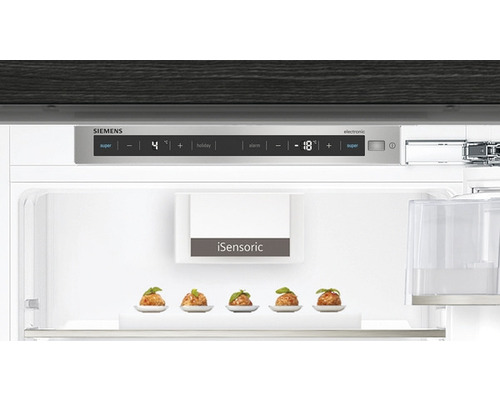 Innenansicht eines Siemens Kühlschranks mit elektronischer Temperaturregelung und Lebensmitteln