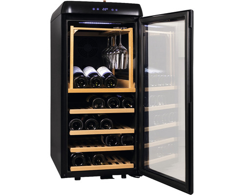 Weinlagerschrank mit Holzeinlegeböden, Weinflaschen und Gläsern