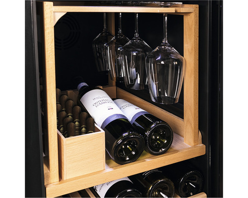 Weinkühlschrank Innenraumansicht mit Flaschen und Gläsern