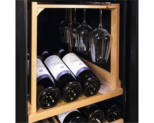 Weinkühlschrank mit Wein, hängenden Gläsern und Regalen