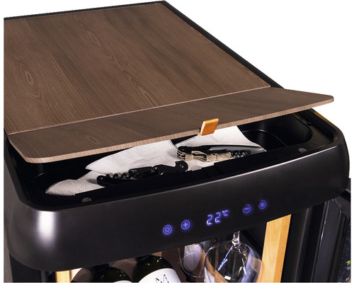 Weinkühlschrank mit Ablagefläche, Weinflaschen und Gläser