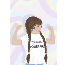 Illustration d''une fille portant un T-shirt avec l''inscription ''You are powerful''
