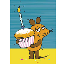 Illustration einer Maus, die einen Muffin mit einer brennenden Kerze trägt.