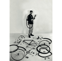 Mann mit Fahrradpumpe und zerlegtem Fahrrad