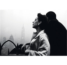 Schwarz-weiß-Foto eines Paares mit der Skyline von New York im Hintergrund