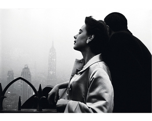 Schwarz-weiß-Foto eines Paares mit der Skyline von New York im Hintergrund