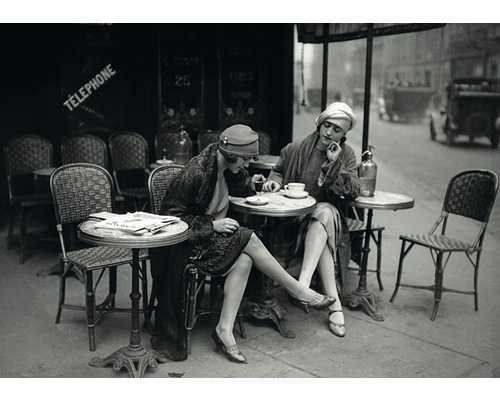 Vintage-Szene mit zwei Frauen in einem Straßencafé sitzend an Tischen mit Getränken und Zeitungen