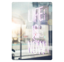 Neonreklame mit der Aufschrift ''Life is Now''