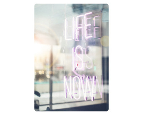 Neonreklame mit der Aufschrift ''Life is Now''