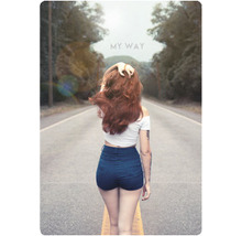 Une femme marche sur une route.
