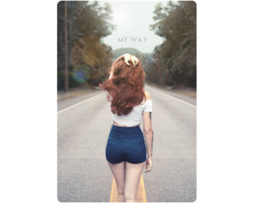 Une femme marche sur une route.