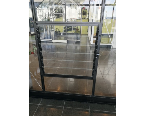 Vue détaillée d''une serre avec une fenêtre à lamelles pour la ventilation