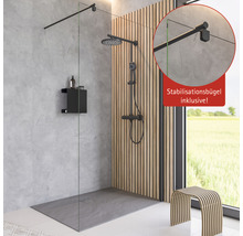 Begehbare Dusche mit Duschsystem, Ablage und Hocker