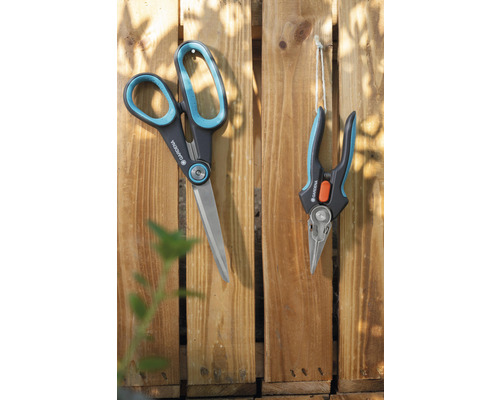 Gartenschere und Rosenschere von Gardena an einer Holzwand