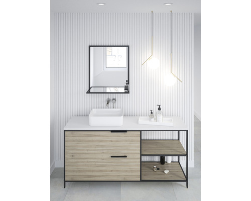 Modernes Badezimmer mit Waschtisch, Spiegel und Beleuchtung