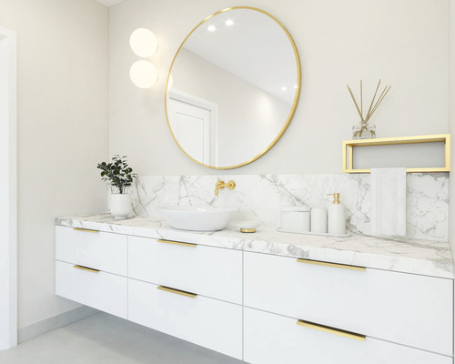 Salle de bain moderne avec lavabo, miroir et plan de travail en marbre